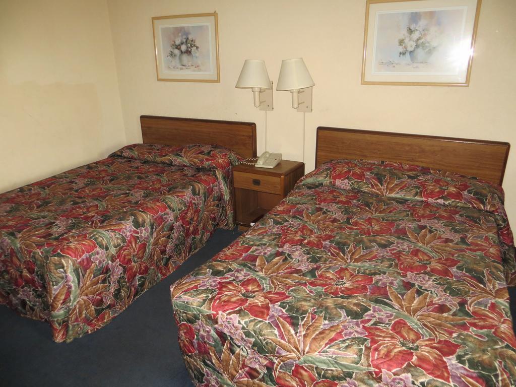 Budgetel Inn & Suites Macon Room photo