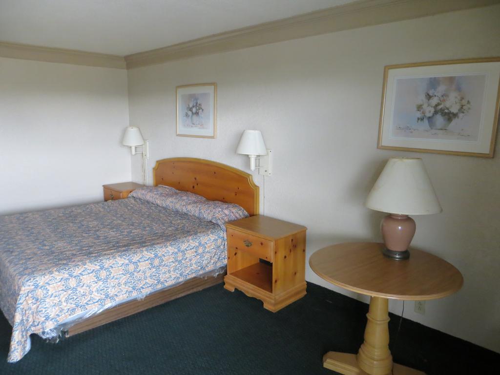 Budgetel Inn & Suites Macon Room photo