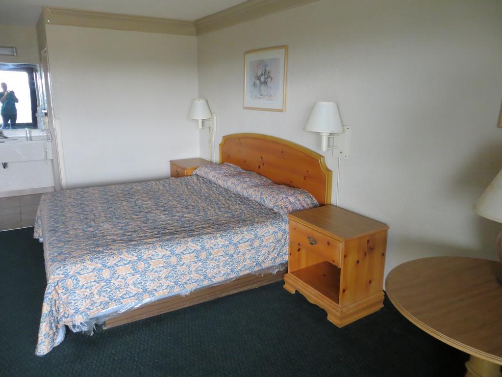 Budgetel Inn & Suites Macon Room photo